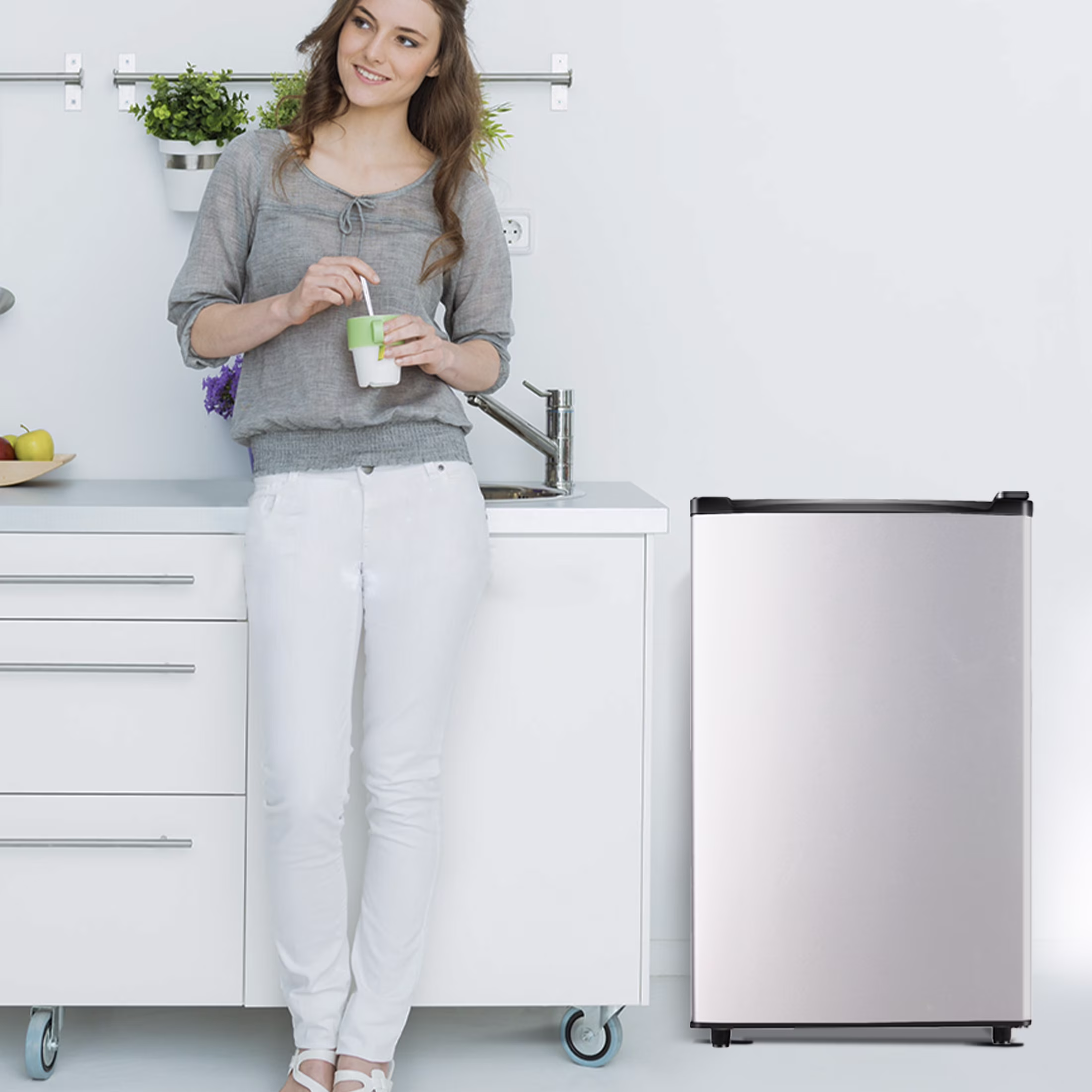 CALLIEVER 3.2 Cu ft One Door Mini Fridge,Silvery,New - Image 5
